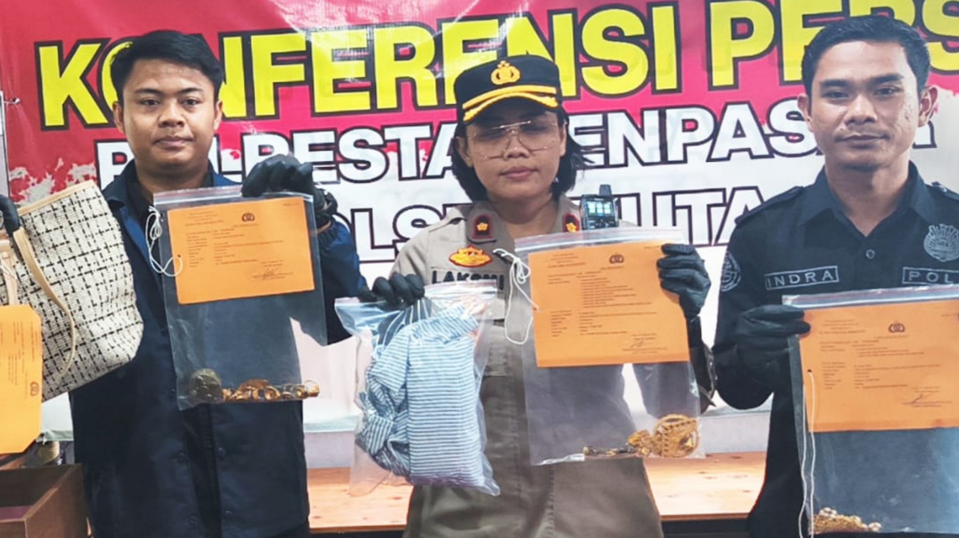 Polisi menunjukkan kasus pencurian perhiasan emas senilai Rp1,5 miliar yang terjadi di sebuah rumah di Jalan Legian No. 456, Banjar Legian Kaja, Kuta, Badung, Rabu (28/1). Pelaku berinisial AI.
