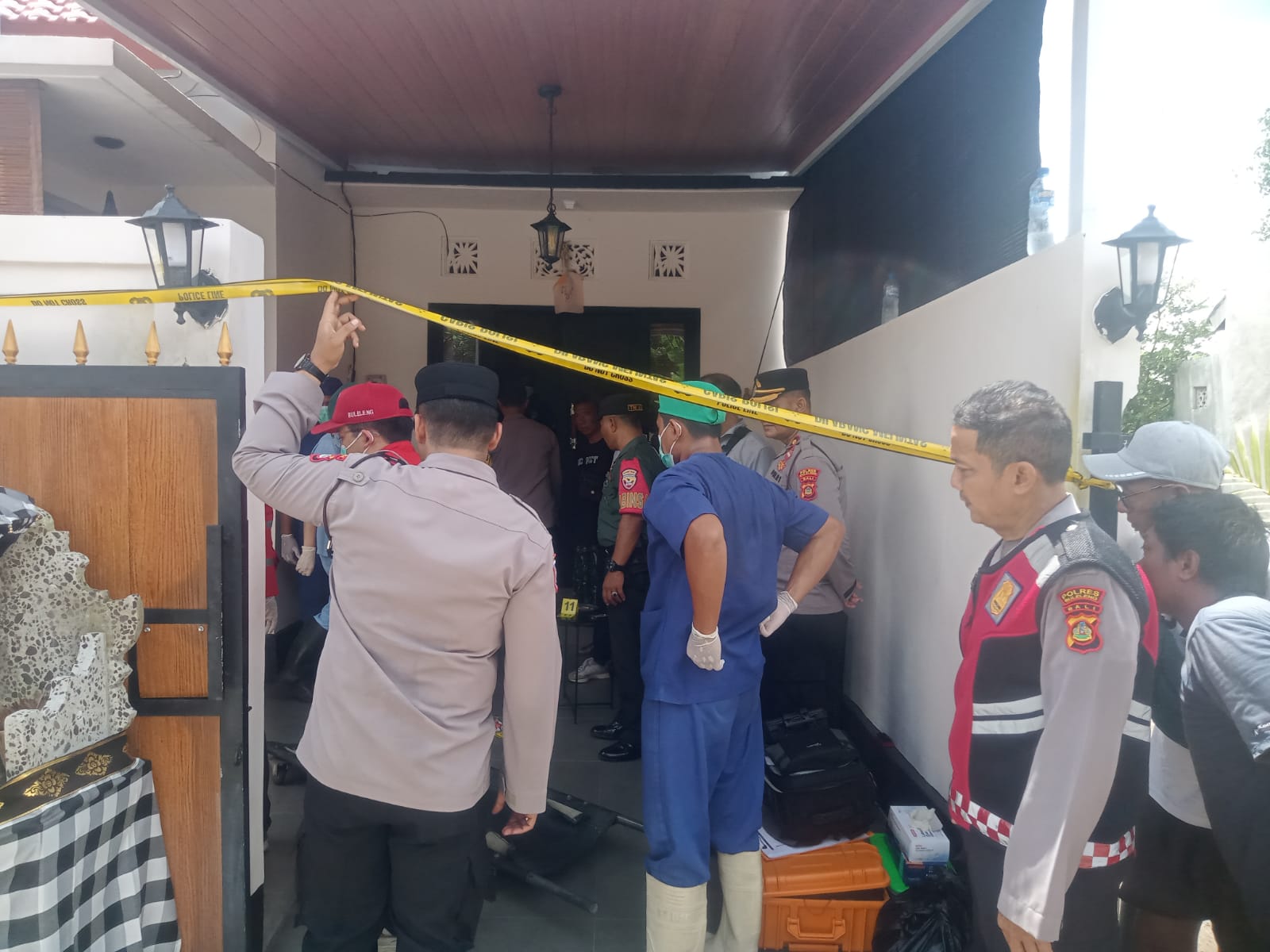 Polisi melakukan olah TKP di lokasi WNA Denmark mengakhiri hidupnya. Permasalahan keuangan diduga menjadi penyebabnya. Sebab diketahui beberapa kali melakukan aksi bunuh diri.