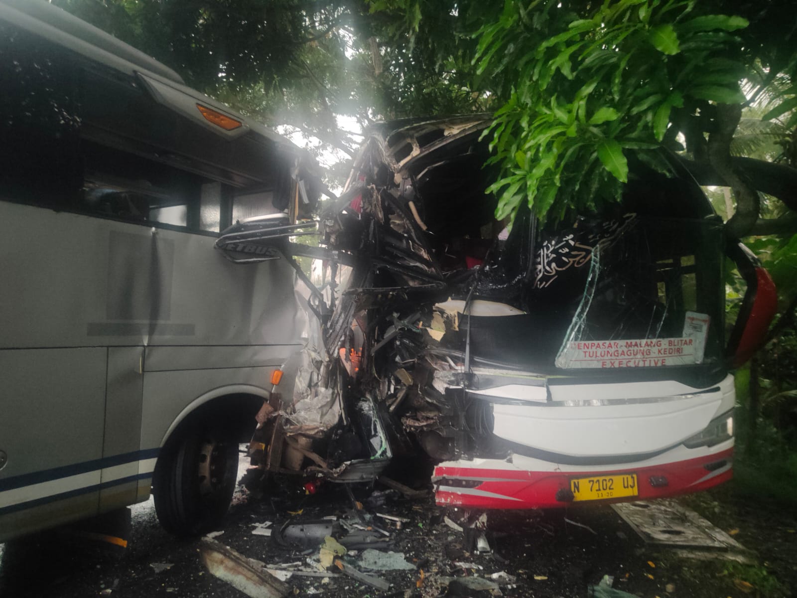 Dua Bus terlibat kecelakaan di jalur tengkorak Jalan Denpasar - Gilimanuk, Desa Gumrih, Kecamatan Pekutatan.