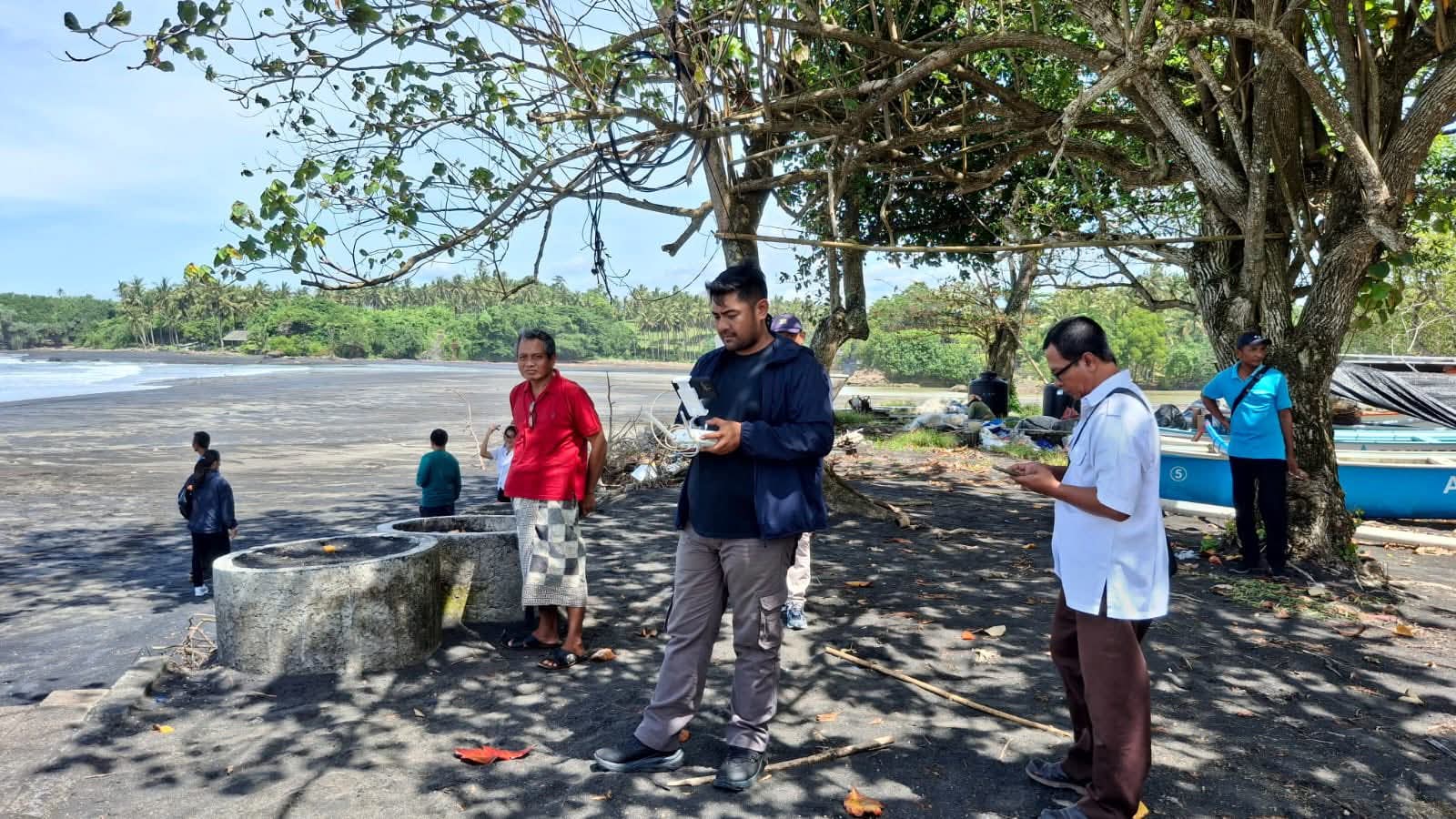 Tim BWS Bali-Penida yang mengecek kondisi abrasi di Pantai Kelecung, Desa Tegal Mengkeb, Selemadeg Timur Tabanan.