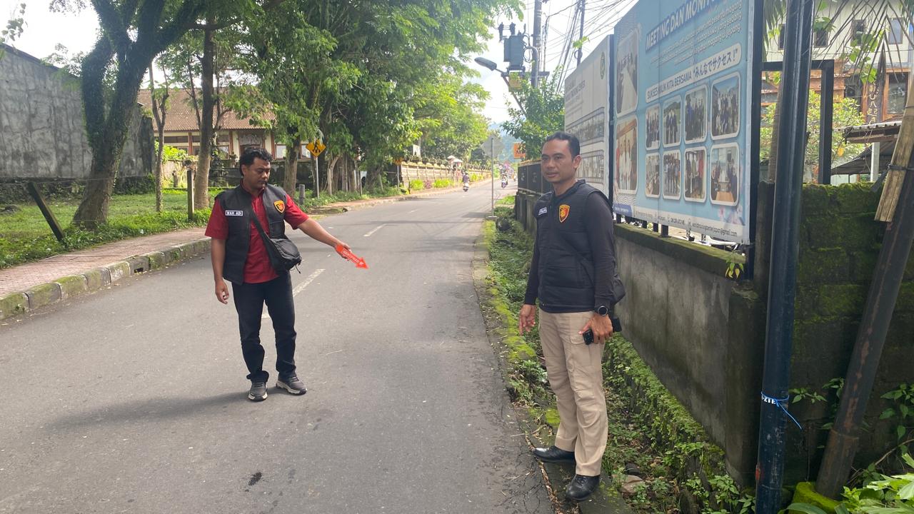 Petugas kepolisian saat melakukan olah TKP terkait kasus jambret terhadap lansia di wilayah Kelurahan Padangkerta, pada Kamis kemarin.