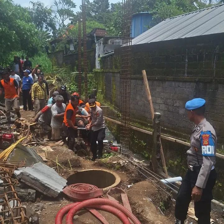 Bencana longsor terjadi di proyek senderan di Gianyar. . Tiga pekerja tertimbun longsor. Tragisnya, satu pekerja tidak bisa diselamatkan.