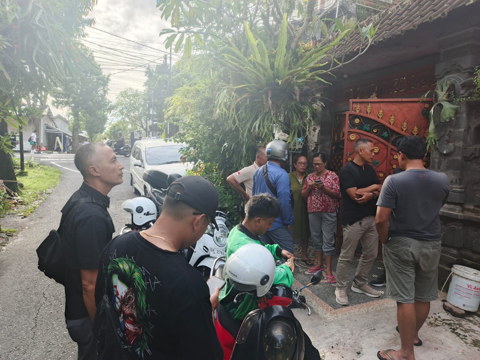 Petugas dari Polsek Gianyar dan Sukawati mendatangi rumah pemilik kucing yang diikat tali.