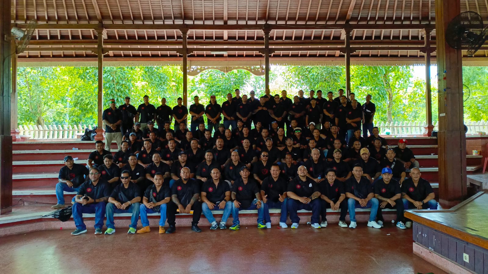 Merayakan hari ulang tahun (HUT) Laskar Bali Badak Agung yang ke-22, ratusan anggota Laskar Bali Badak Agung menggelar bakti sosial donor darah, Jumat (13/2/2026).