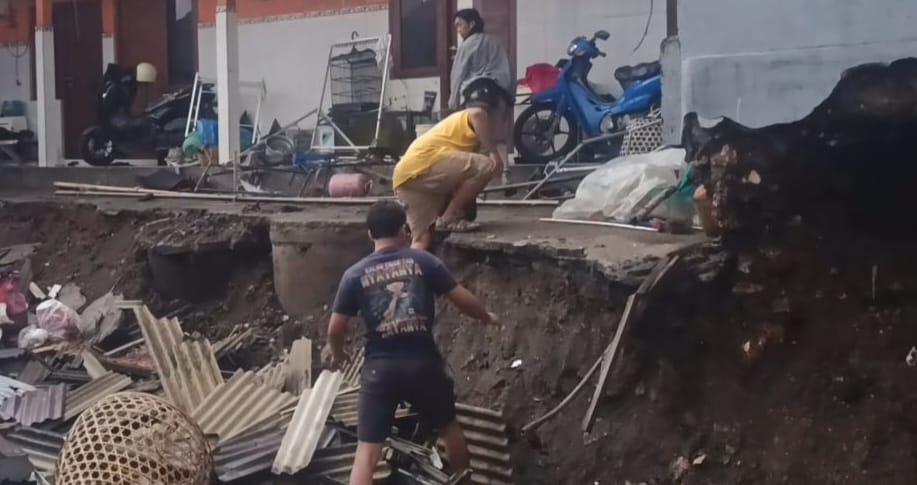 Senderan parit di Jalan Ayani Gang Wahyu No. 9, Kelurahan Peguyangan, Denpasar Utara, jebol pada Kamis (12/2) sekitar pukul 17.30 Wita.
