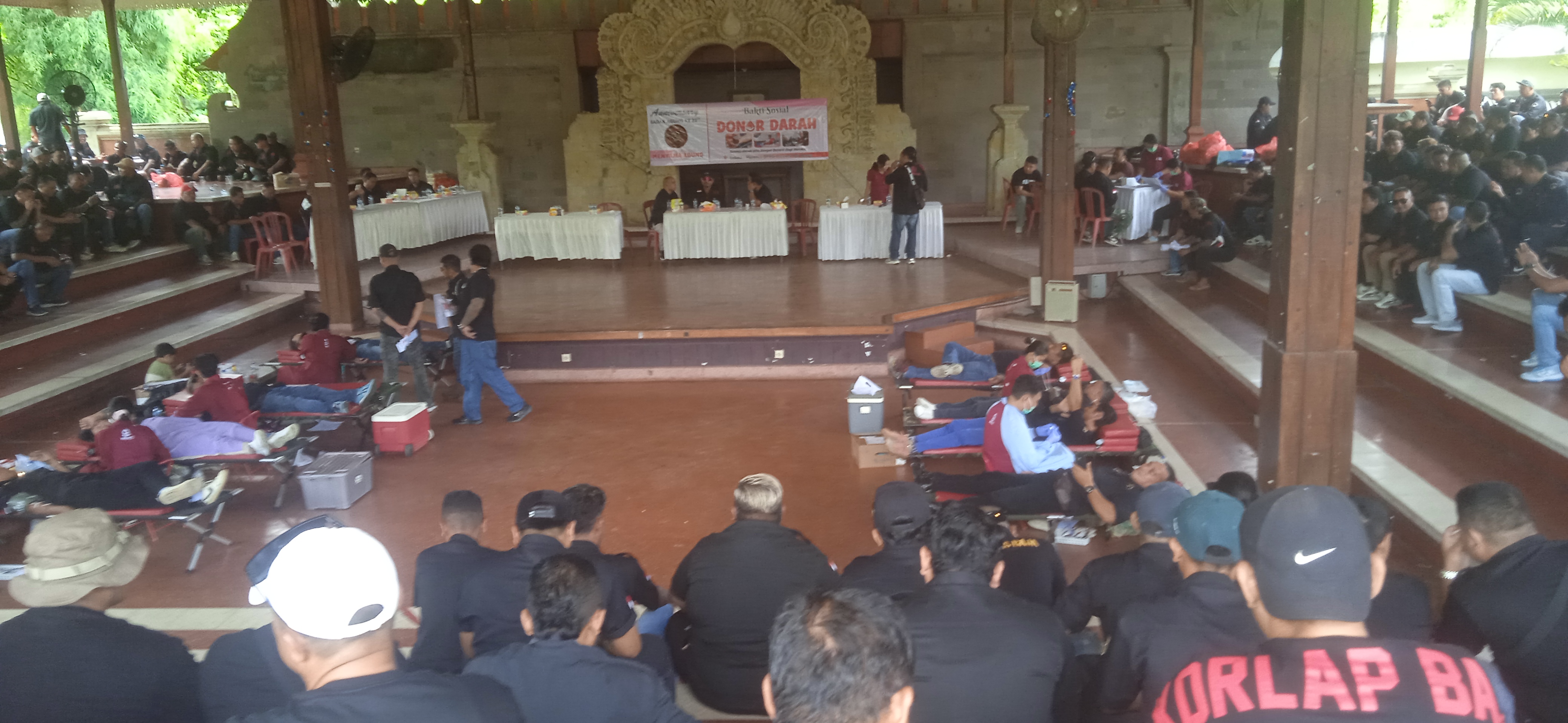 ratusan anggota Laskar Bali Badak Agung menggelar bakti sosial donor darah di Kantor DPRD Bali, Jumat (13/2/2026).