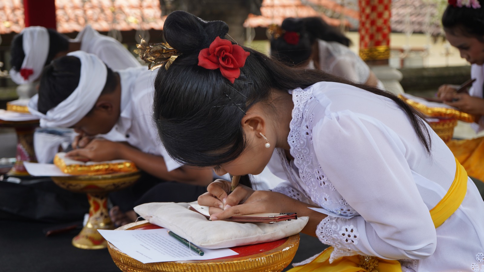 Salah satu peserta mengikuti lomba nyurat aksara Bali di atas lontar, serangkaian Bulan Bahasa Bali Tahun 2026.