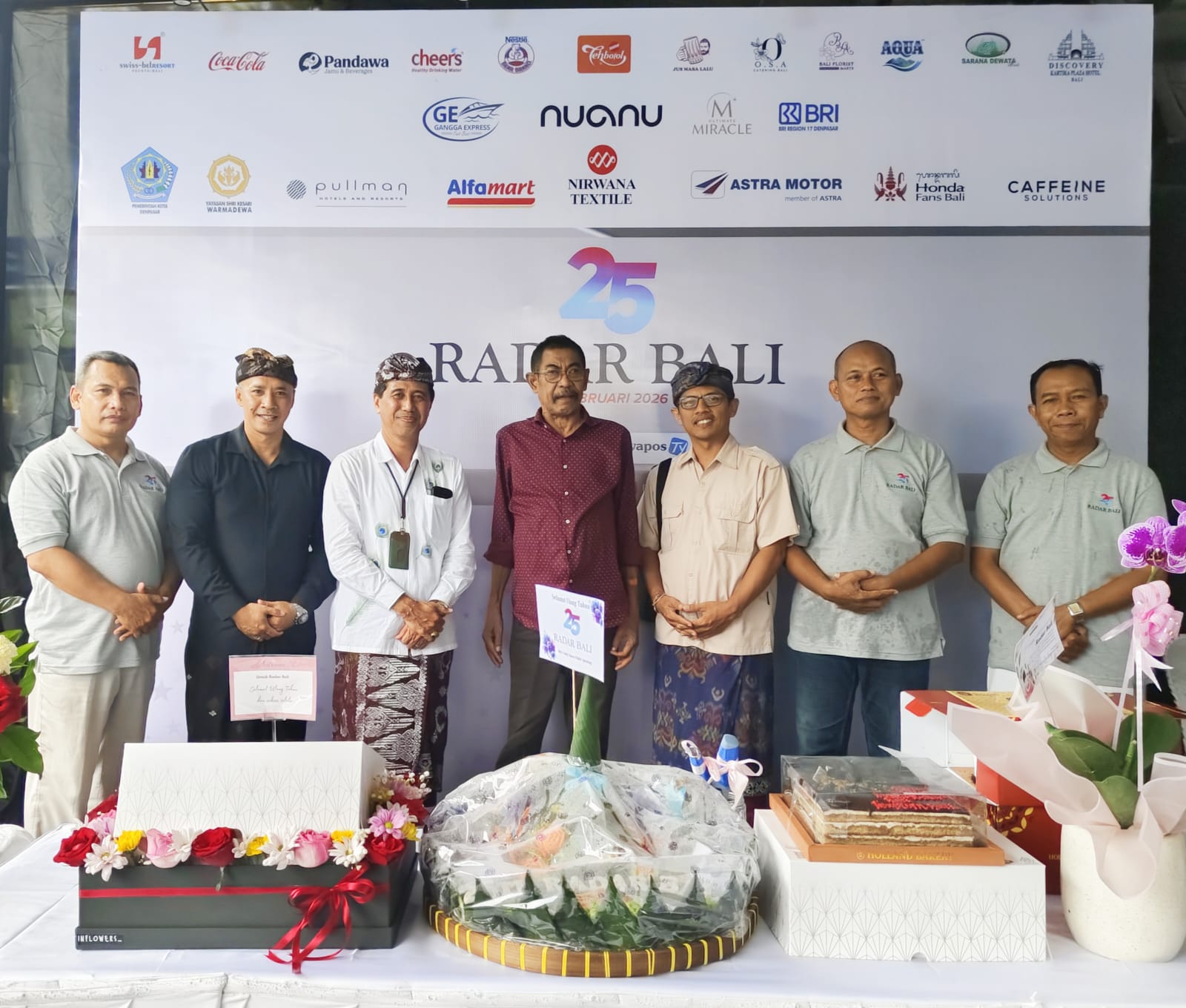 Dirut Jawa Pos Radar Bali, Justin M. Herman bersama sejumlah undangan mulai dari rekan pihak swasta hingga dari pemerintah provinsi Bali.