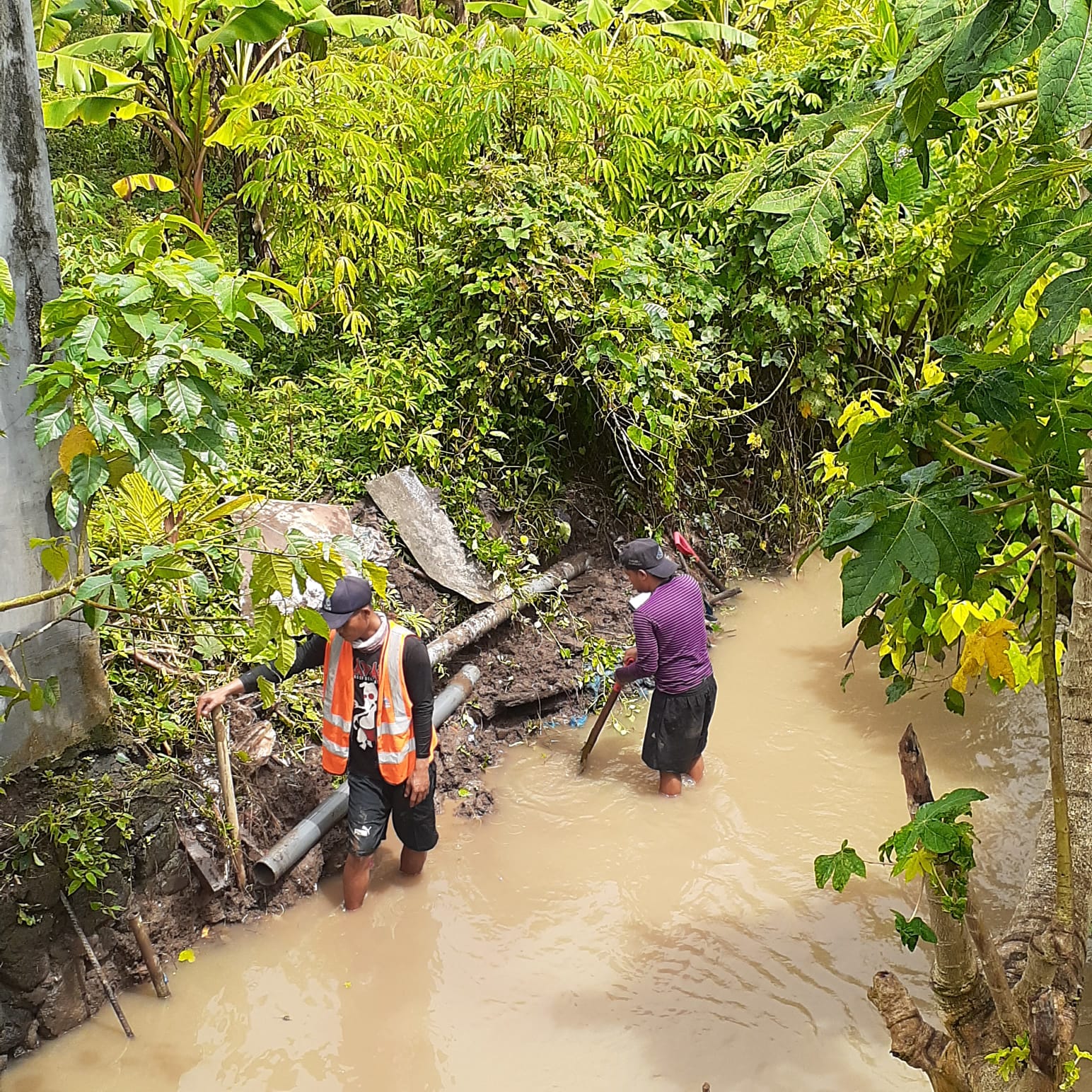 Petugas PDAM Tirta Amertha Buana Tabanan saat melakukan perbaikan jaringan pipa distribusi air minum.