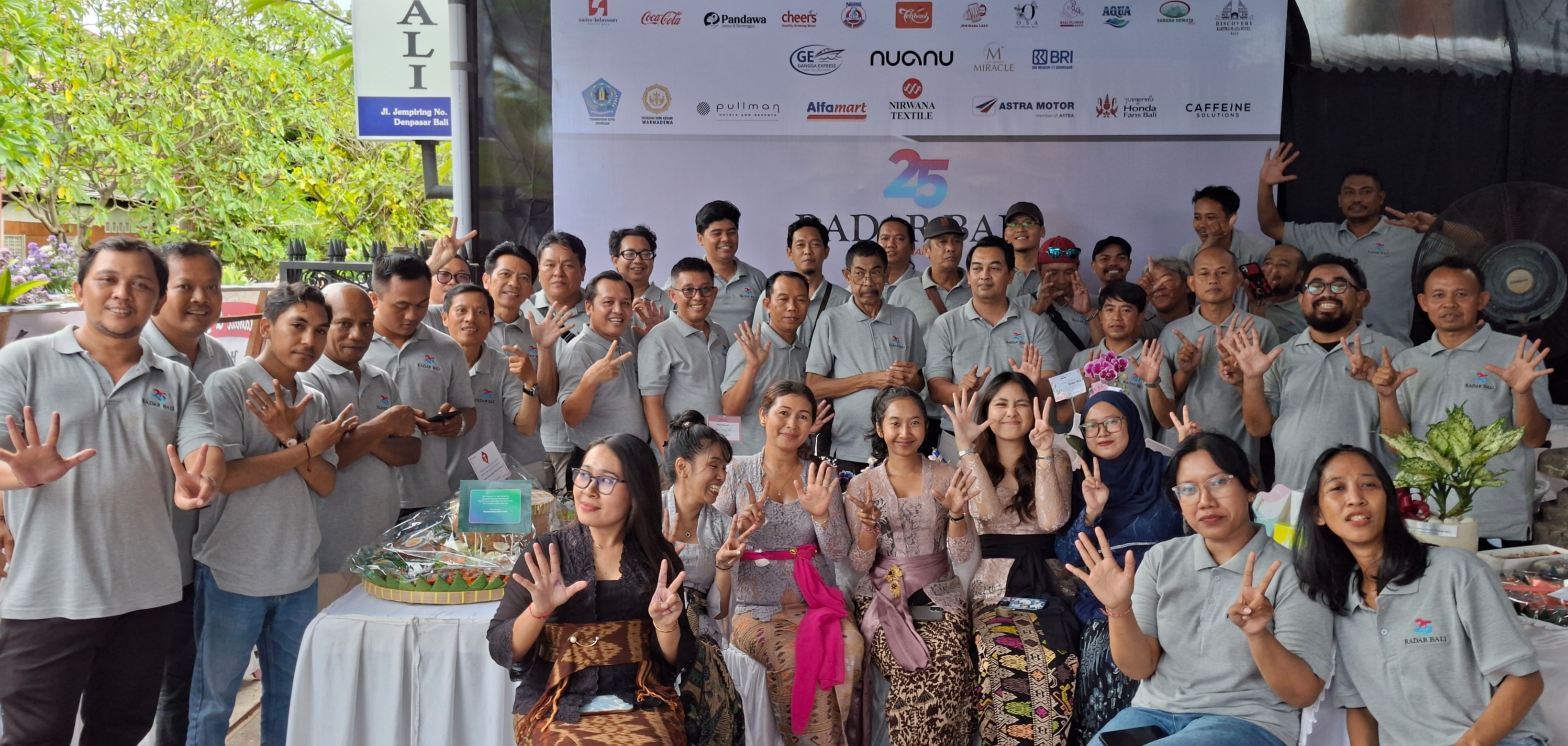 Karyawan Koran Jawa Pos Radar Bali foto bersama memperingati hari ulang tahunnya yang ke 25 pada Kamis (12/2) lalu di Jalan Jempiring, Denpasar.