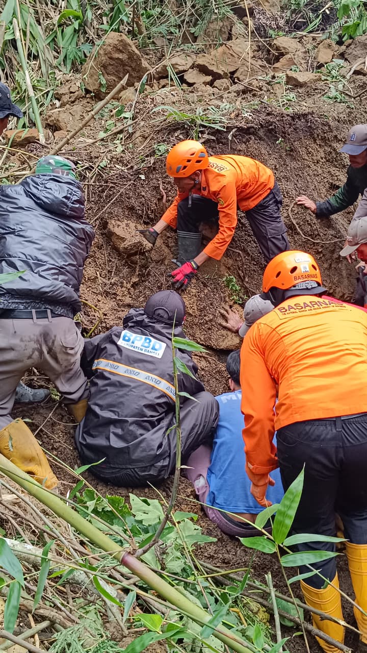 Penemuan korban longsor beserta kendaraannya di Bangli, Bali.