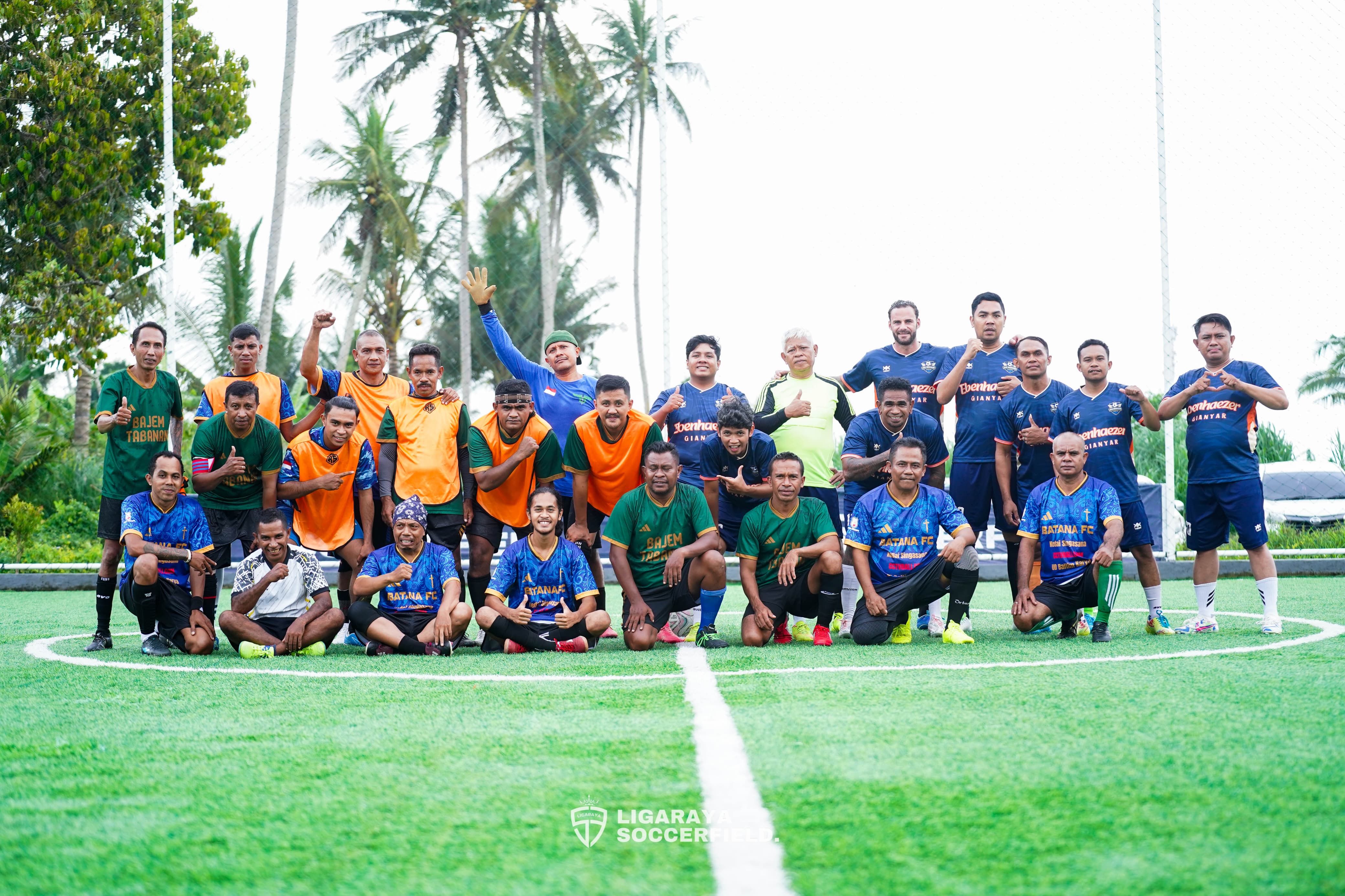Kaum Bapak Bakal Jemaat Gereja Protestan di Indonesia bagian Barat (GPIB) Tabanan, Bali, foto bersama pemain dari GPIB Jemaat Ebenhaezer Gianyar - Bali.