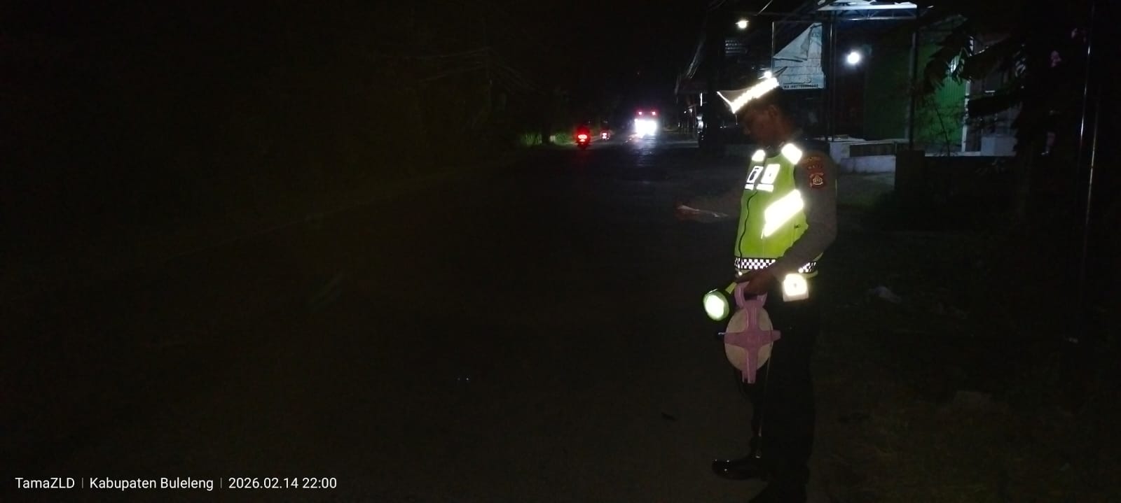 Polisi melakukan olah TKP di Jalan Raya Singaraja-Gilimanuk. Kecelakaan yang terjadi pada Sabtu (14/2) malam merenggut nyawa pelajar.