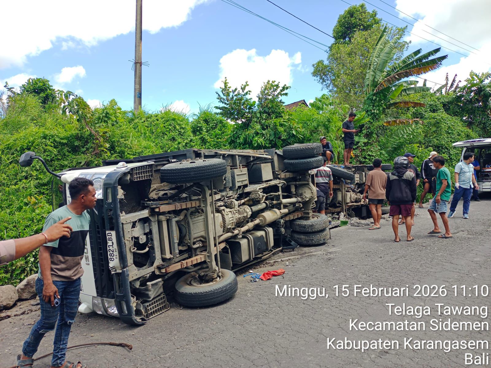 Kondisi dump truk usai terlibat kecelakaan maut di jalur Sidemen yang mengakibatkan pengemudi meninggal dunia pada Minggu (15/2) kemarin.
