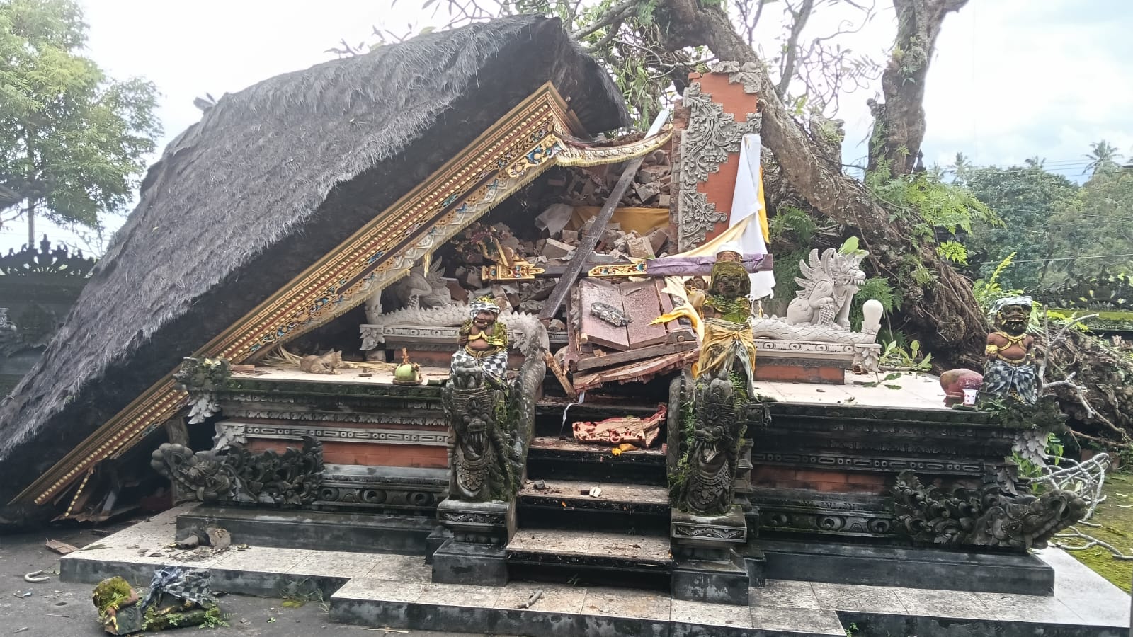 Pelinggih di Pura Dalem Desa Adat Pegadungan yang hancur karena tertimpa pohon kamboja.