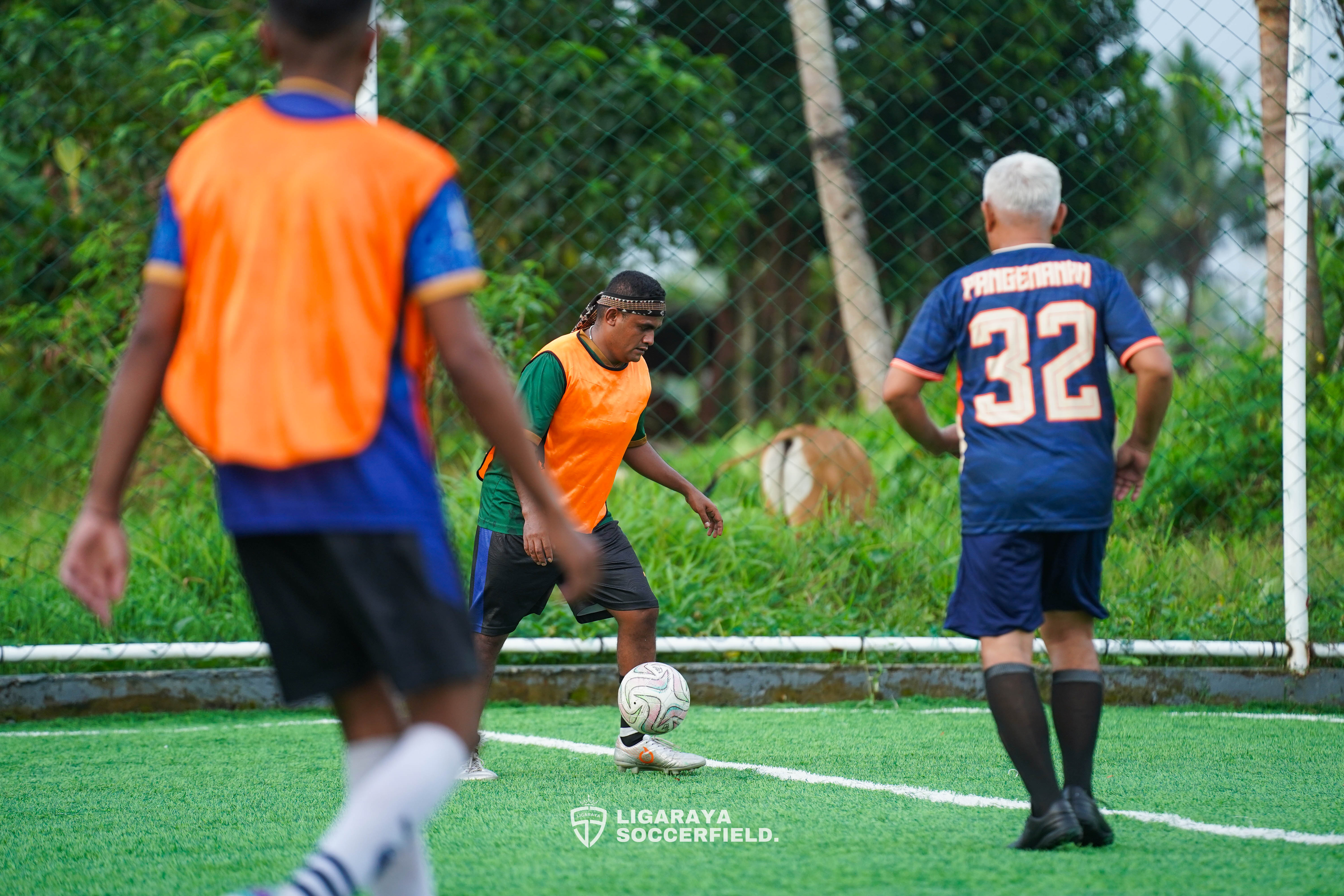 Pemain dari Bakal Jemaat (Bajem) GPIB Tabanan Bali, Danson, mengontrol bola saat menghadapi pemain dari Jemaat Ebenhaezer Gianyar - Bali.