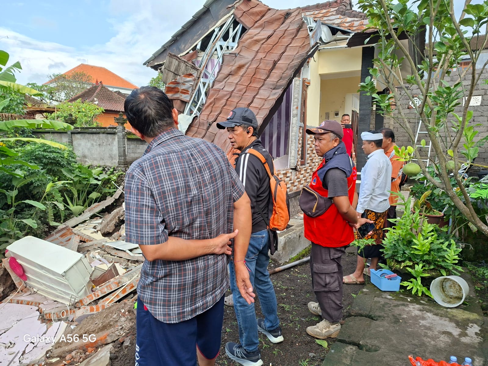 BPBD Karangasem saat melakukan asesmen rumah yang ambruk di Kelurahan Subagan, Senin (16/2) kemarin.  