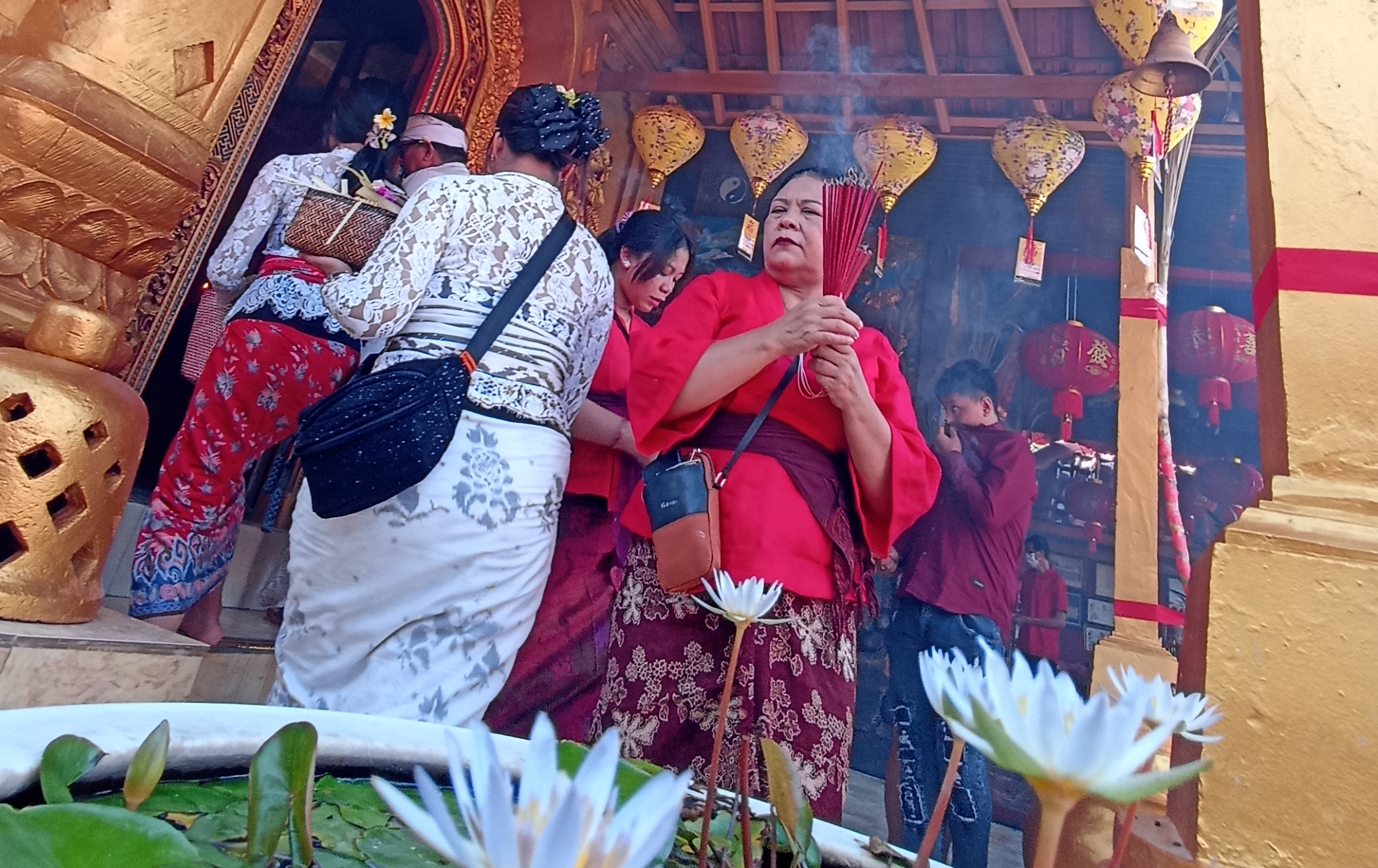 Ratusan Umat Hindu dan Etnis Tionghoa Rayakan Imlek di Kongco Dwipayana Denpasar dan Vihara Dharmayana Kuta.