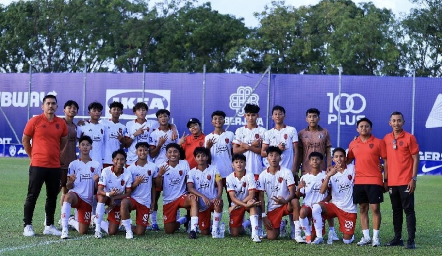 Skuad muda Bali United U16 berhasil mencuri perhatian di kancah internasional. Sebagai satu-satunya wakil Indonesia di JDT International Invitation Games U16 2026, mereka pulang dengan kemenangan.