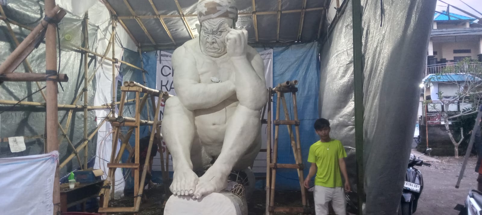 Ogoh-ogoh ini menampilkan figur manusia yang diberi nama