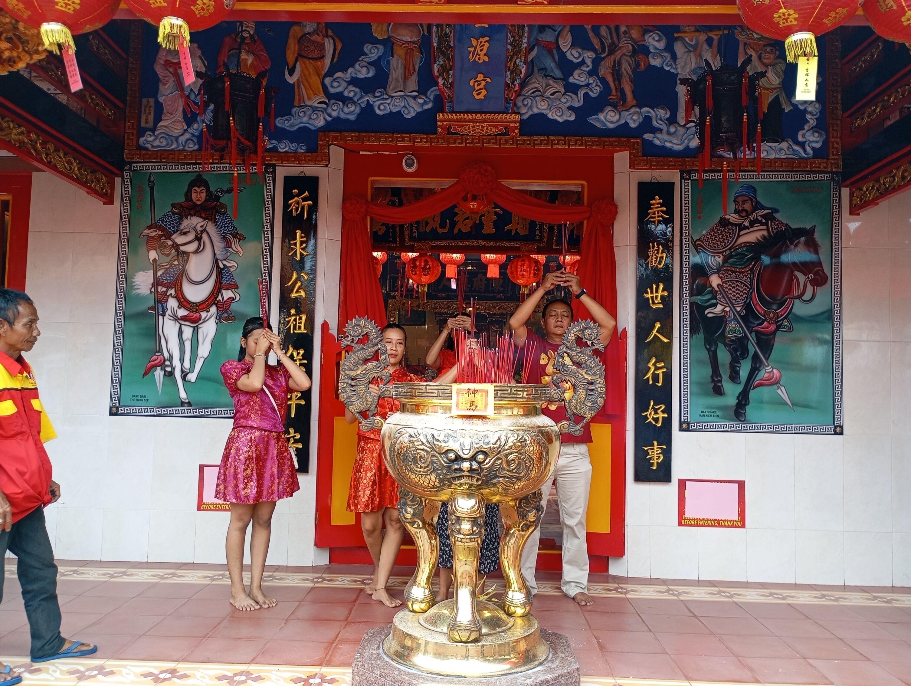 Suasana Imlek di TITD Ling Gwan Kiong. Tahun kuda api, berdasarkan ciam ci, harus tetap semangat dan berani melangkah.