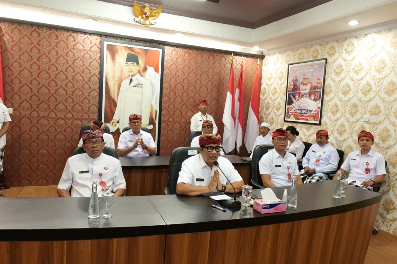 Bupati I Komang Gede Sanjaya memimpin pelantikan sekaligus pengambilan sumpah/janji jabatan secara daring pada Rabu (18/2), yang melibatkan pejabat dari jenjang Eselon II hingga administrator.