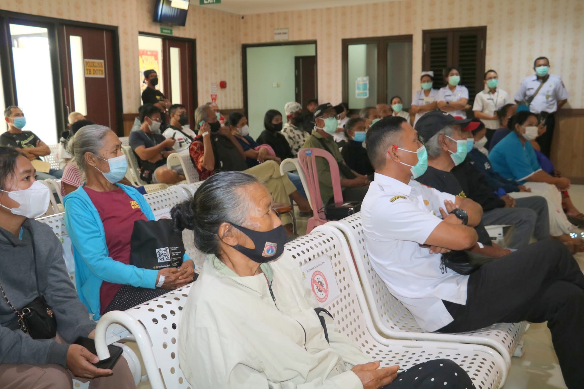 Suasana antrean pasien di Poliklinik RSUD Karangasem.