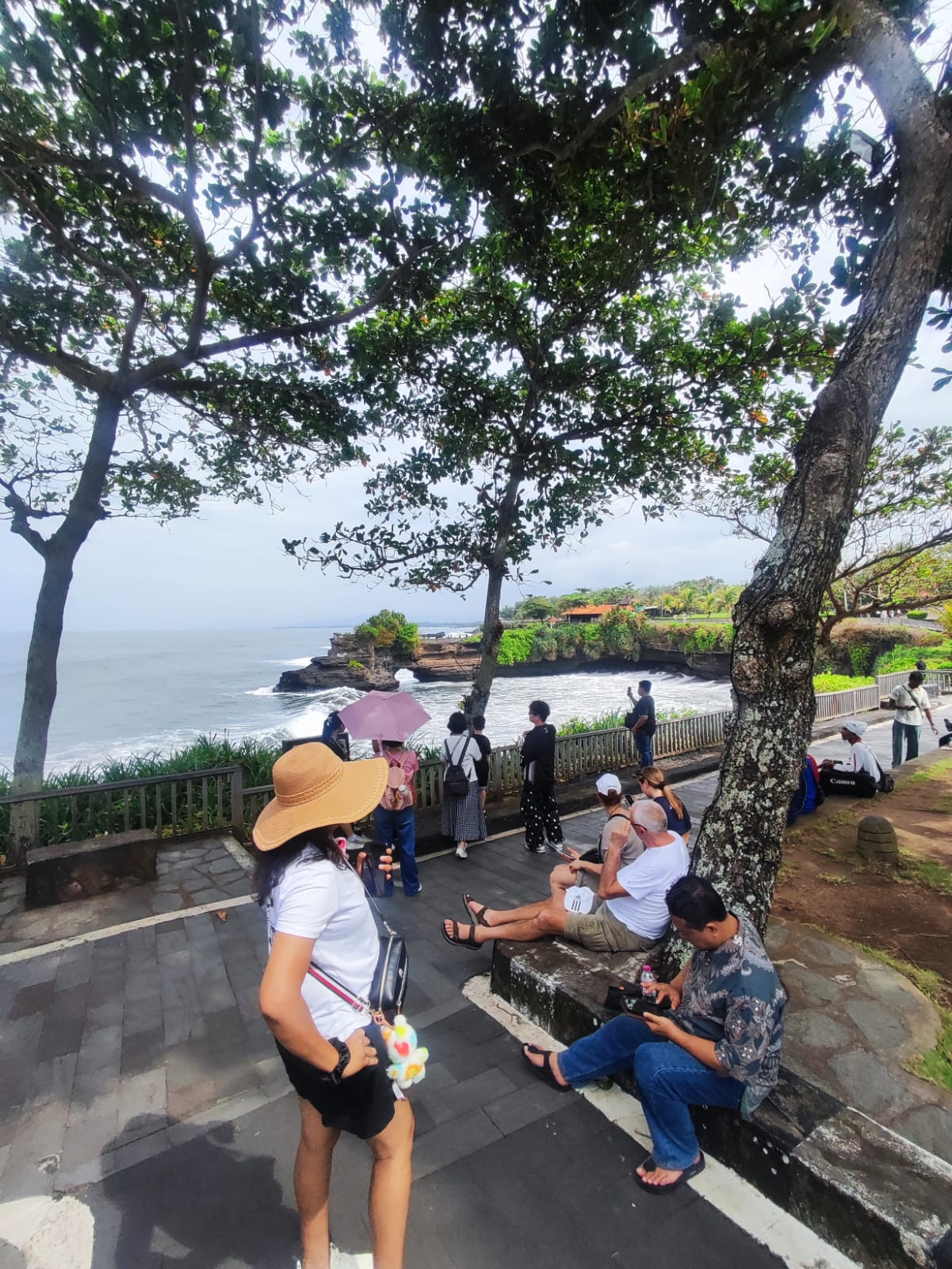 Suasana kunjungan wisatawan di DTW Tanah Lot, Desa Beraban, Kediri Tabanan turun signifikan.