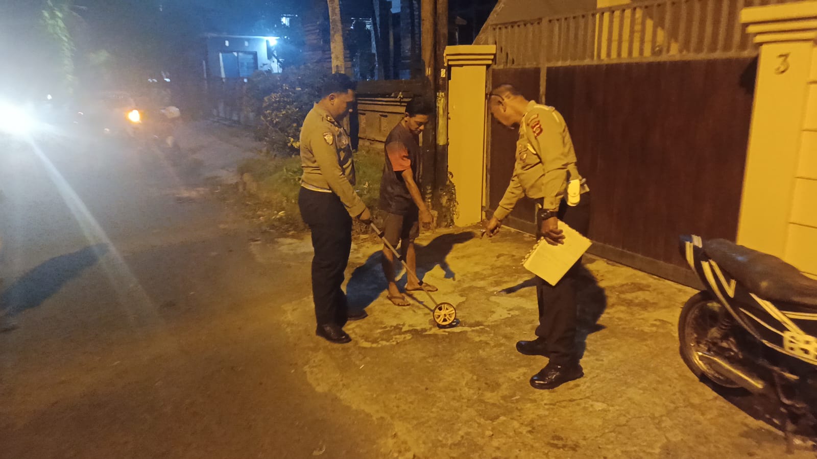 Personel Satlantas Polresta Denpasar melakukan identifikasi di lokasi kecelakaan yang menewaskan bocah 9 tahun di Jalan Serma Jodog, Denpasar Barat.