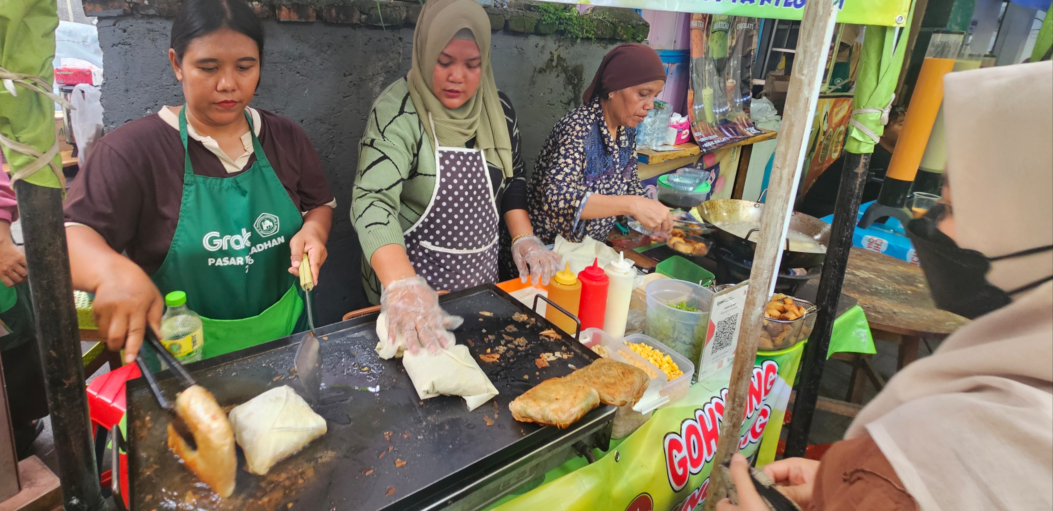 Berbagai hidangan lezat siap menemani warga berbuka puasa, salah satunya lumpia jumbo yang menjadi sorotan baru sejak Kamis kemarin di Kampung Jawa Denpasar.