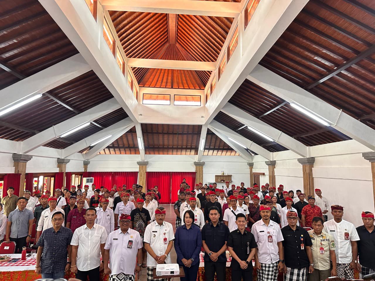 Suasana forum diskusi (Tatap muka) soal keberadaan dan pengawasan WNA yang dilakukan oleh Dit Intelkam Polda Bali bersama Kesbangpol Tabanan,pemerintah desa, kecamatan dan pelaku pariwisata.