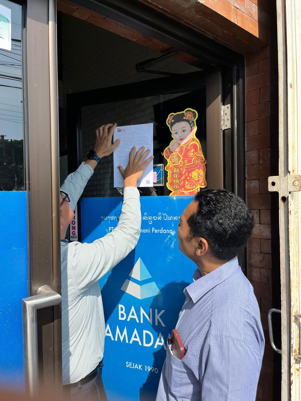 OJK mencabut izin usaha PT BPR Kamadana yang beralamat di Jalan Raya Batur Kintamani, Batur Utara, Kintamani, Bangli, Bali, karena curang. 