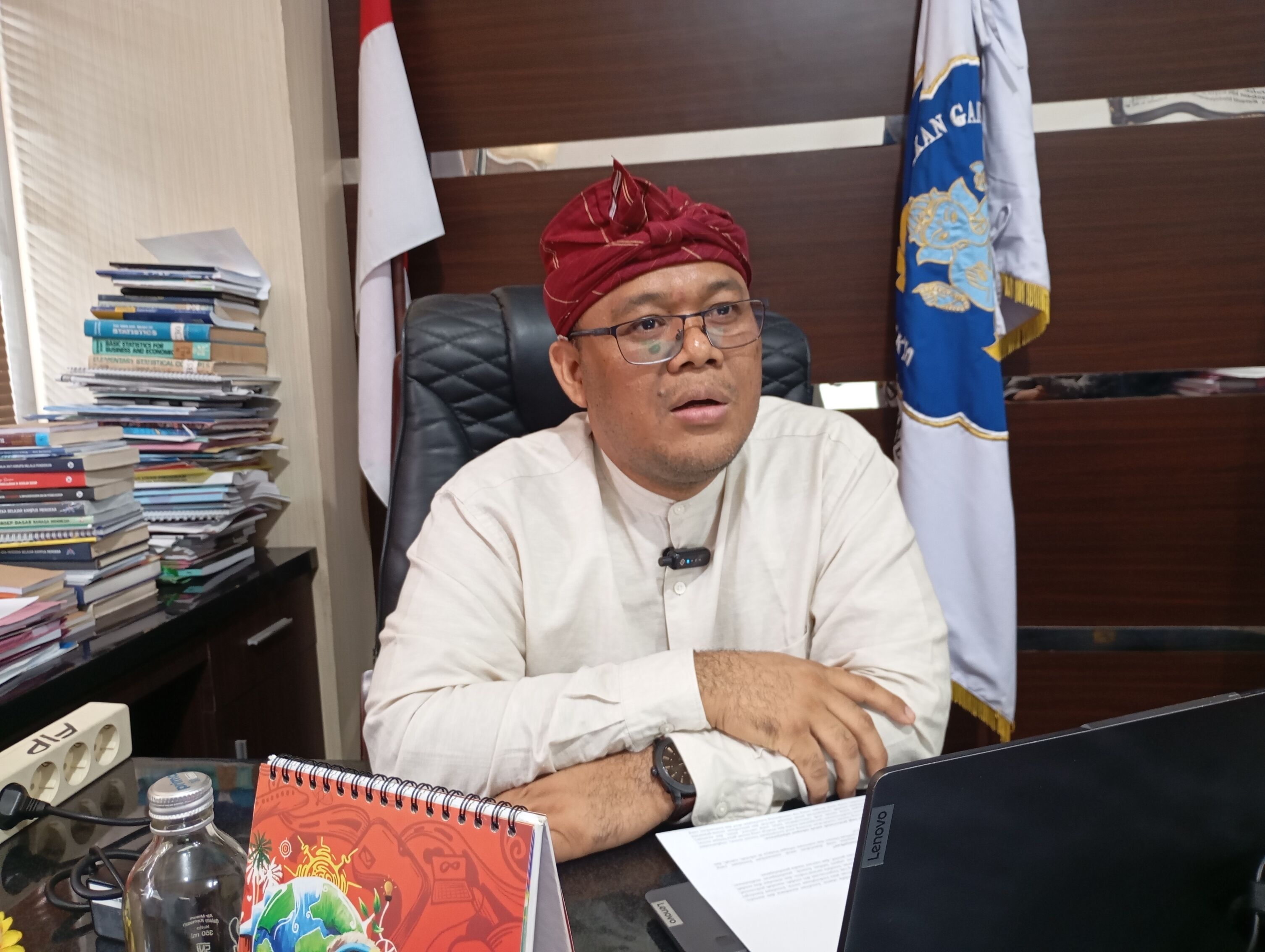 Dekan Fakultas Ilmu Pendidikan (FIP) Universitas Pendidikan Ganesha (Undiksha), Prof. I Wayan Widiana, mengatakan bahwa kondisi saat ini membuat Bali berada di persimpangan krisis pendidikan.
