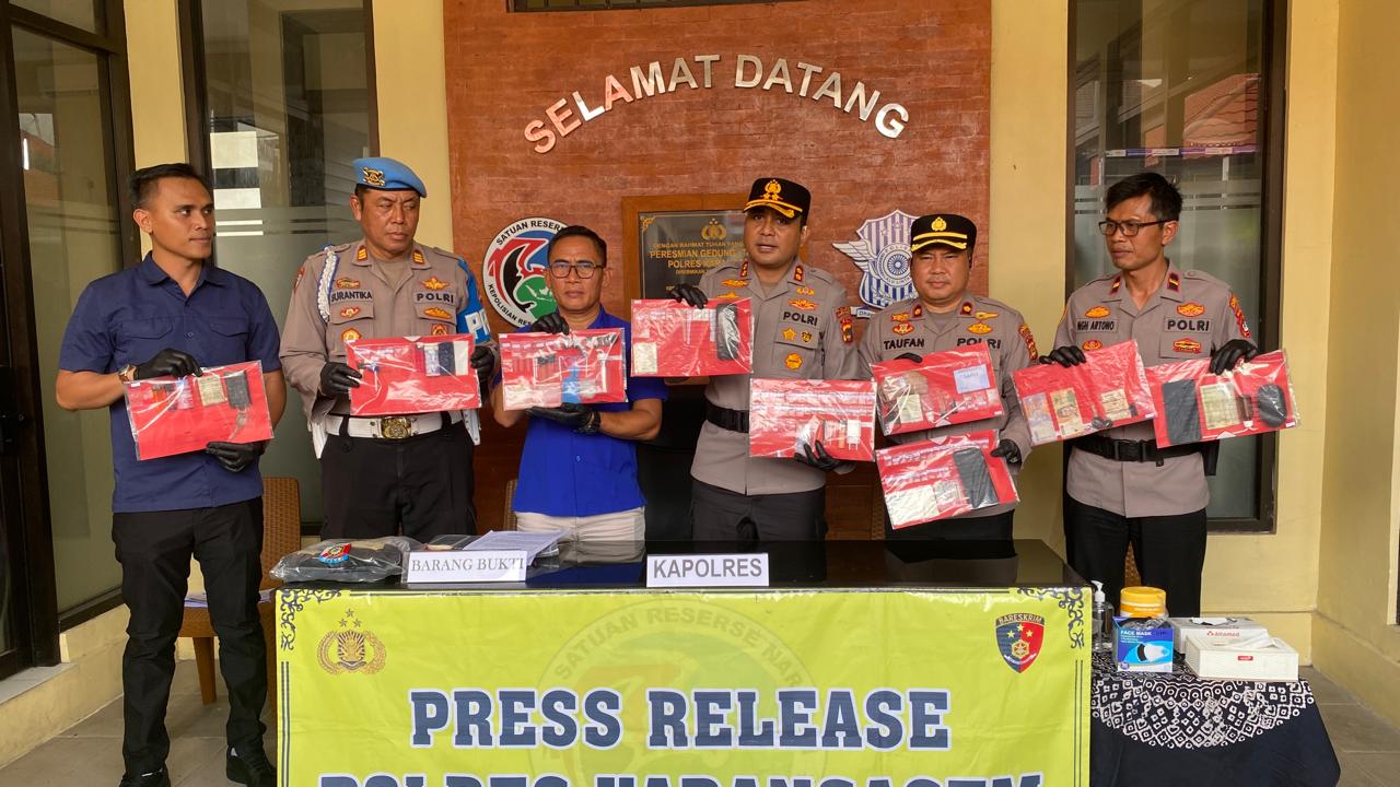 Kapolres Karangasem AKBP I Made Santika saat memaparkan barang bukti sabu yang berhasil disita dari para pelaku. 