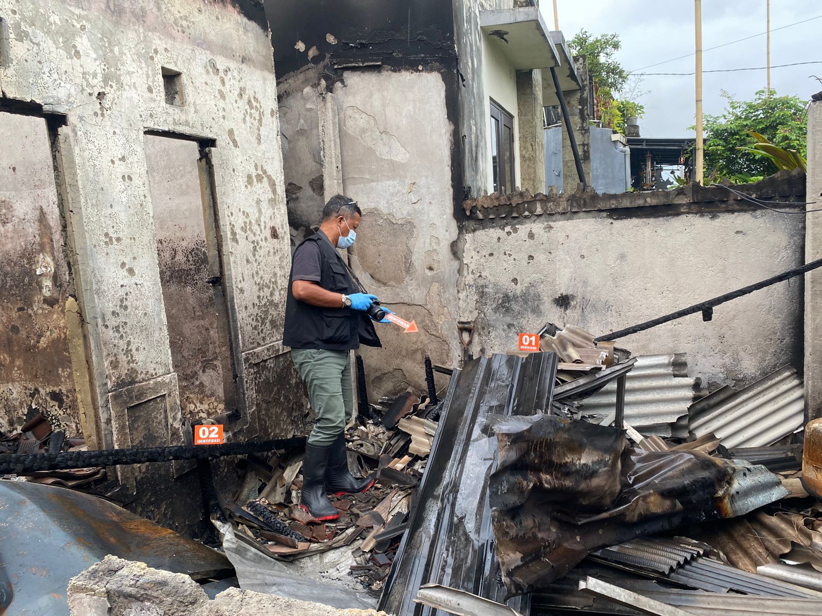 Kondisi rumah di perumahan BCA Land Banjar Dinas Bongan Puseh, Desa Bongan Tabanan yang ludes terbakar.