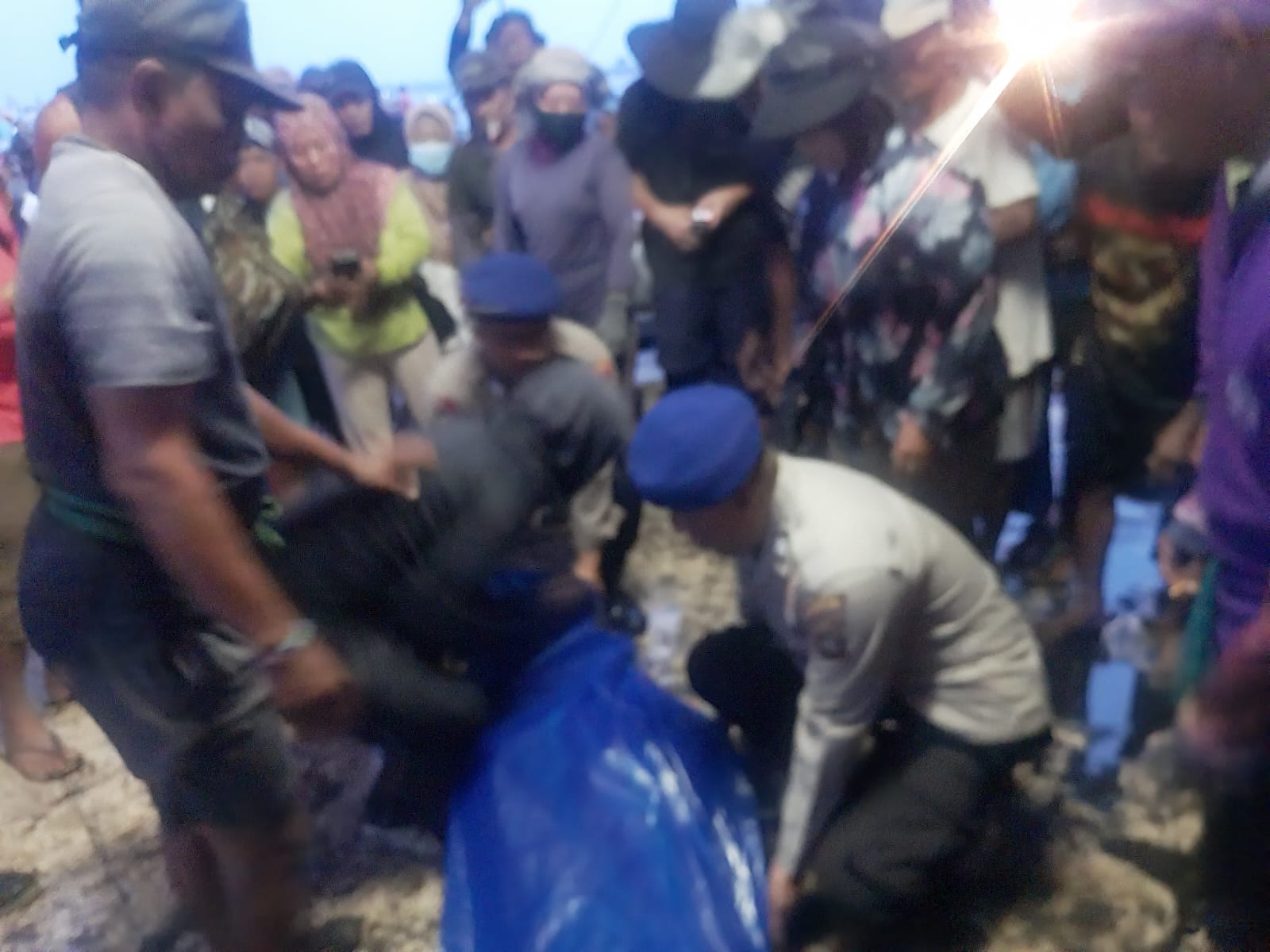 Proses evakuasi mayat yang ditemukan nelayan di tengah laut. 