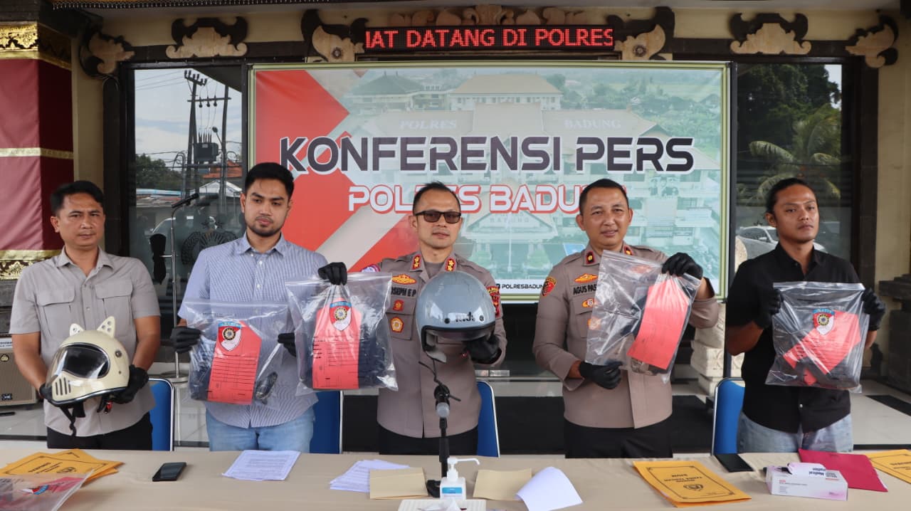 Kapolres Badung, AKBP Joseph Edward Purba menunjukan bukti dalam kasus begal yang menewaskan seorang wanita pengedara motor di Badung.&nbsp;
