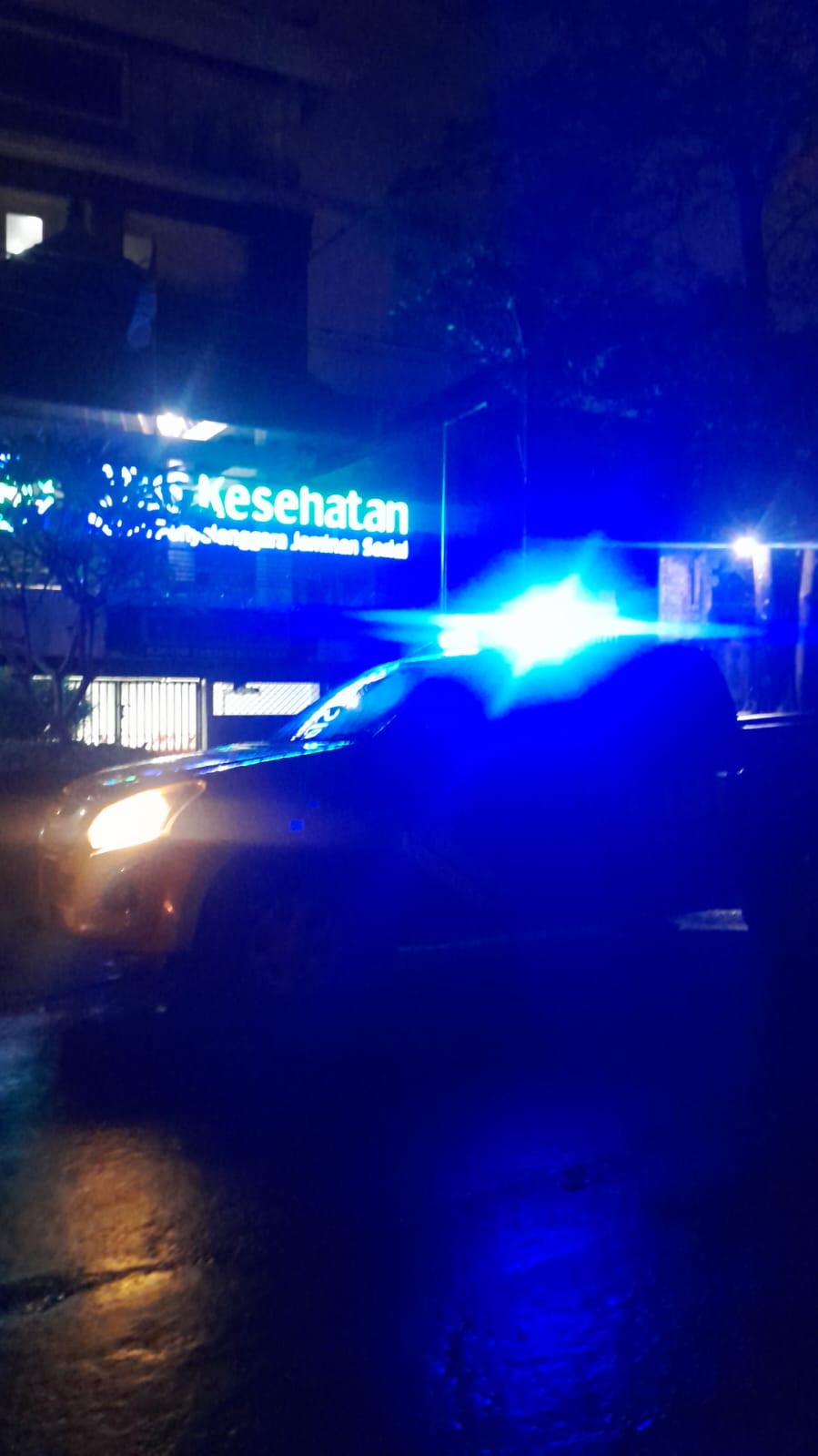 Polisi mendatangi TKP. Suasana Sabtu malam di Jalan Raya Puputan, Denpasar Timur, mendadak mencekam setelah Kantor BPJS Kesehatan Cabang Kota Denpasar digeruduk sekelompok orang tak dikenal (OTK). 