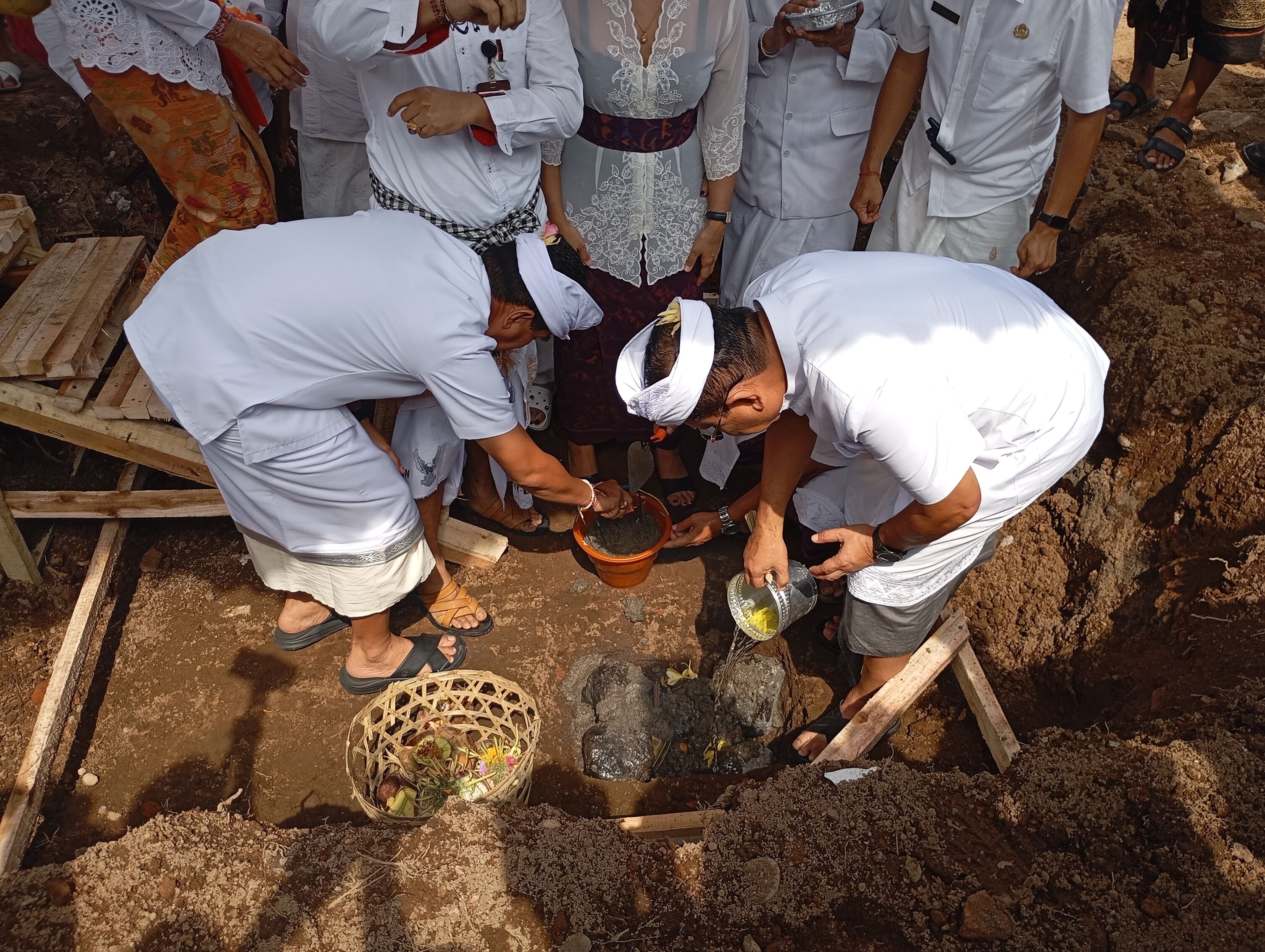 Ground breaking proyek Titik Nol Kota Singaraja. Meskipun ada pro dan kontra, pekerjaan ini tetap berjalan selama 150 hari lamanya.