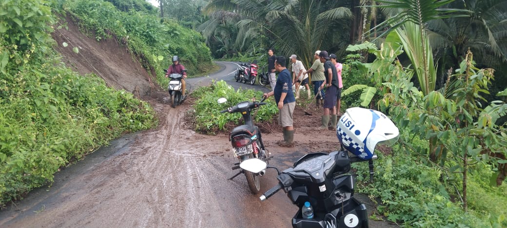 Bencana tanah longsor, pohon tumbang hingga banjir terjadi di kabupaten Tabanan, Bali. Beruntung tidak ada korban jiwa. 