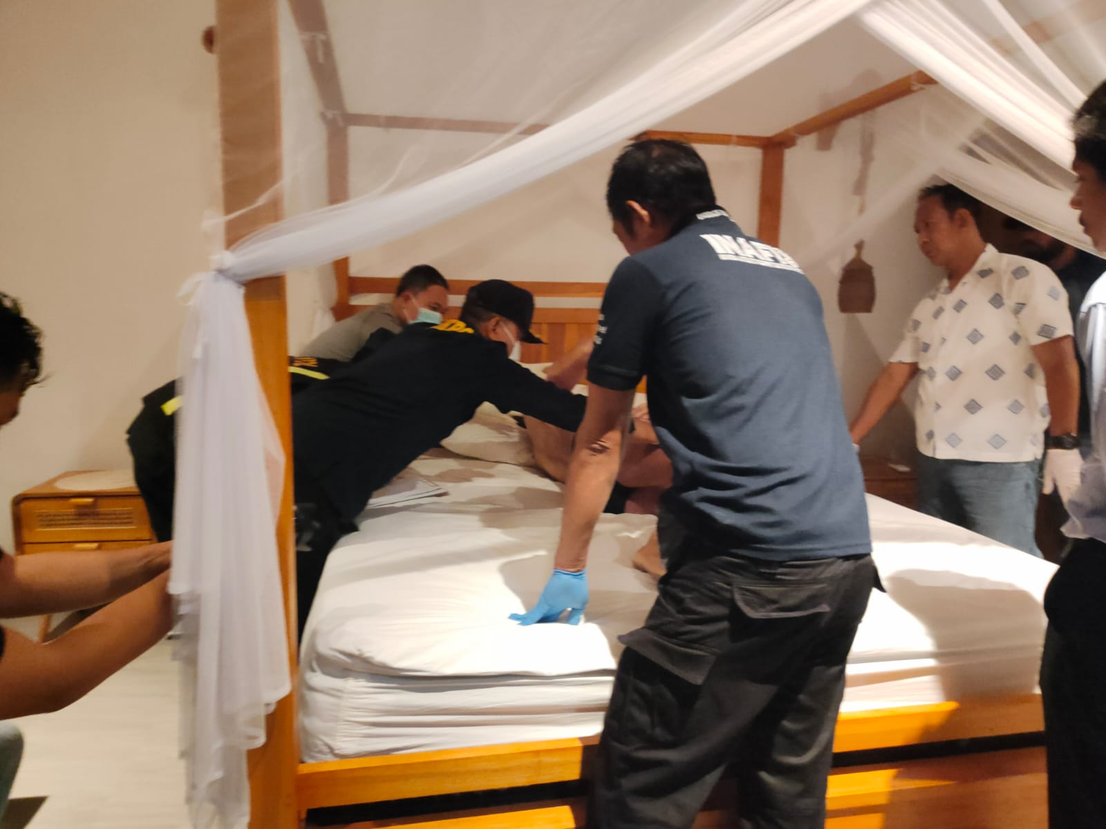Olah TKP penemuan mayat SNA Swiss di Pekutatan. 