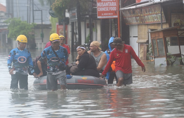 Tim SAR gabungan yang terdiri dari personel Ditpolairud Polda Bali dan Basarnas Denpasar evakuasi korban banjir di kawasan Jalan Dewi Sri, Kuta, Badung.