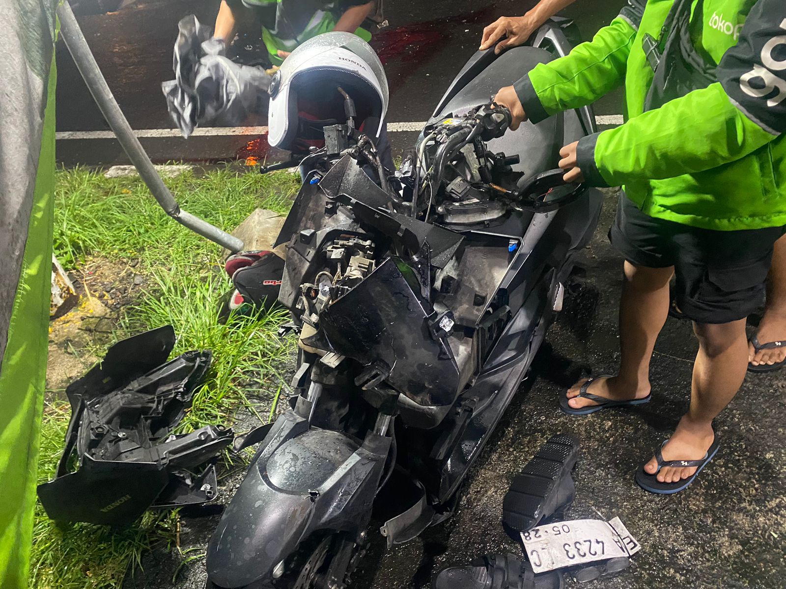 Kondisi motor Honda Vario milik pria tanpa identitas yang terlibat kecelakaan maut dengan truk tronton di Jalan By Pass Ir. Soekarno, Tabanan. 