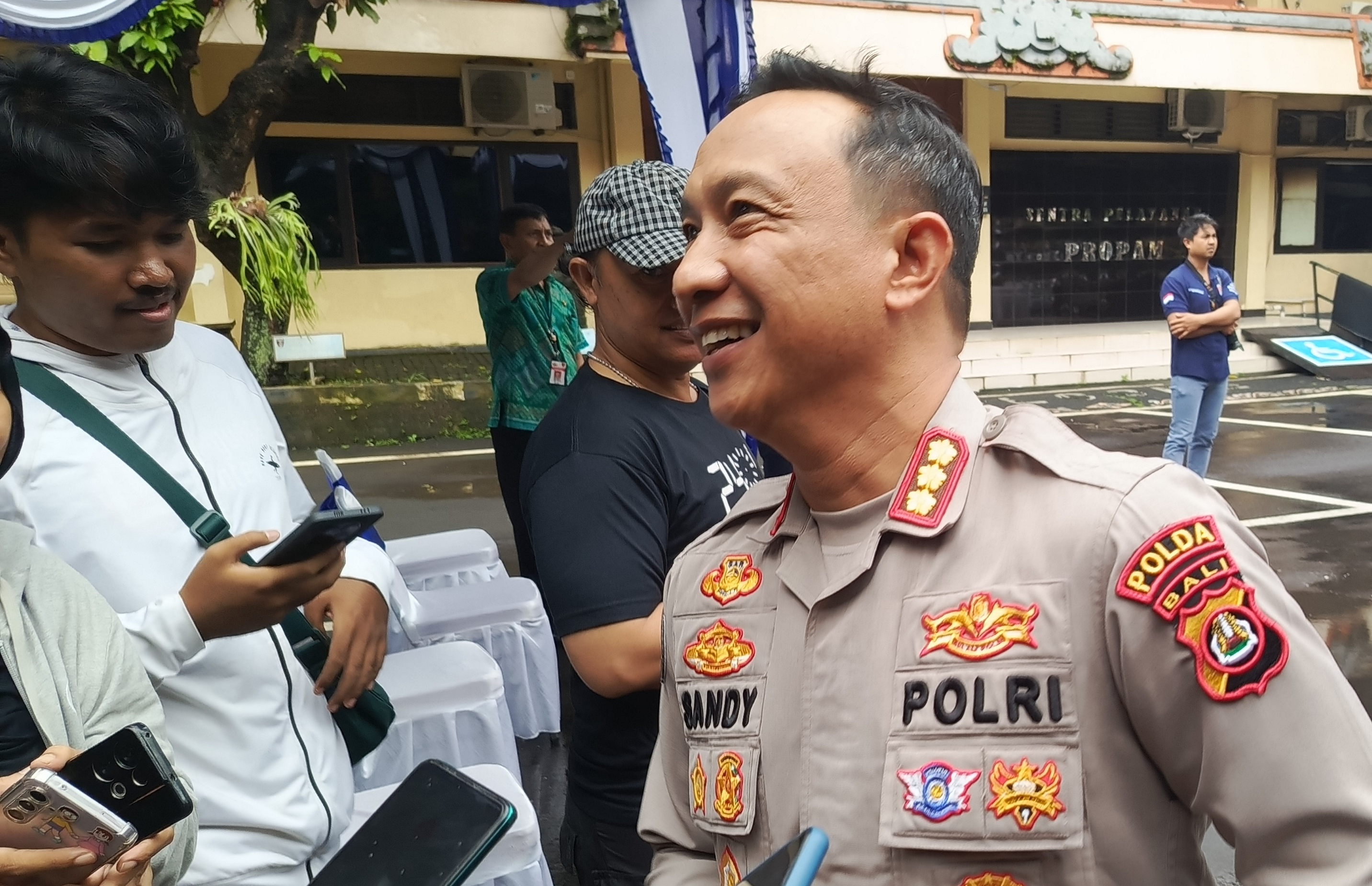Kepala Bidang Hubungan Masyarakat (Kabid Humas) Polda Bali, Kombespol Ariasandy berikan keterangan soal WNA Ukraina. 