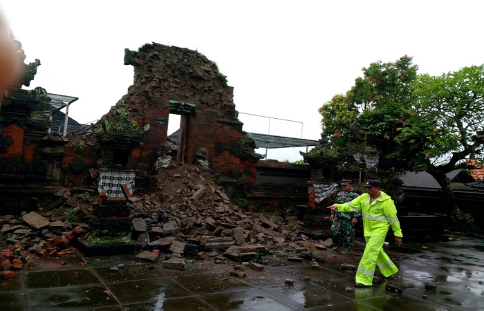 Candi Bentar Agung di Pura Kayangan Dalem Kauh, Desa Adat Saba, Desa Saba, Kabupaten Gianyar, mengalami kerusakan hingga roboh pada Selasa (24/2).