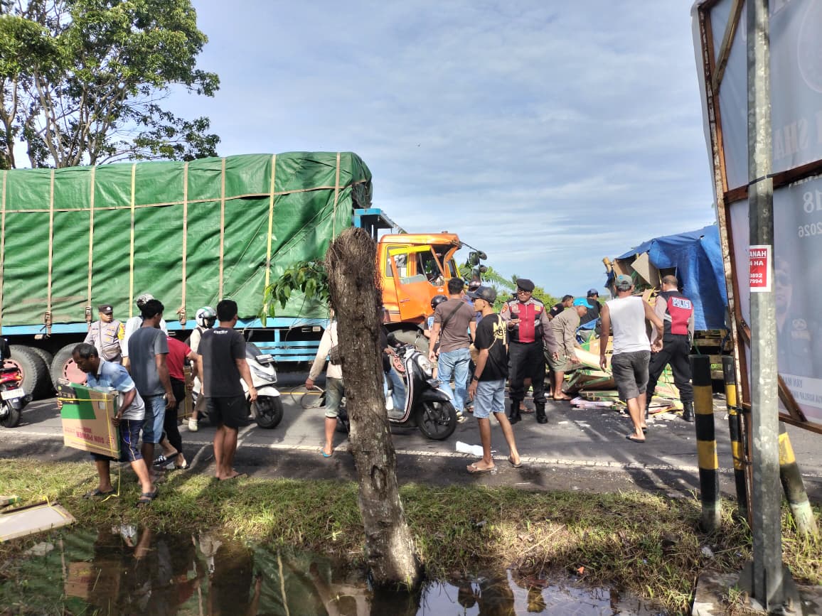 Kondisi dua kendaraan Truk Mitsubishi Tronton bernopol B 9611 WV dan Truk Mitsubishi Colt Diesel bernopol DK 8869 DD yang alami kecelakaan maut di jalur tengkorak Tabanan. 
