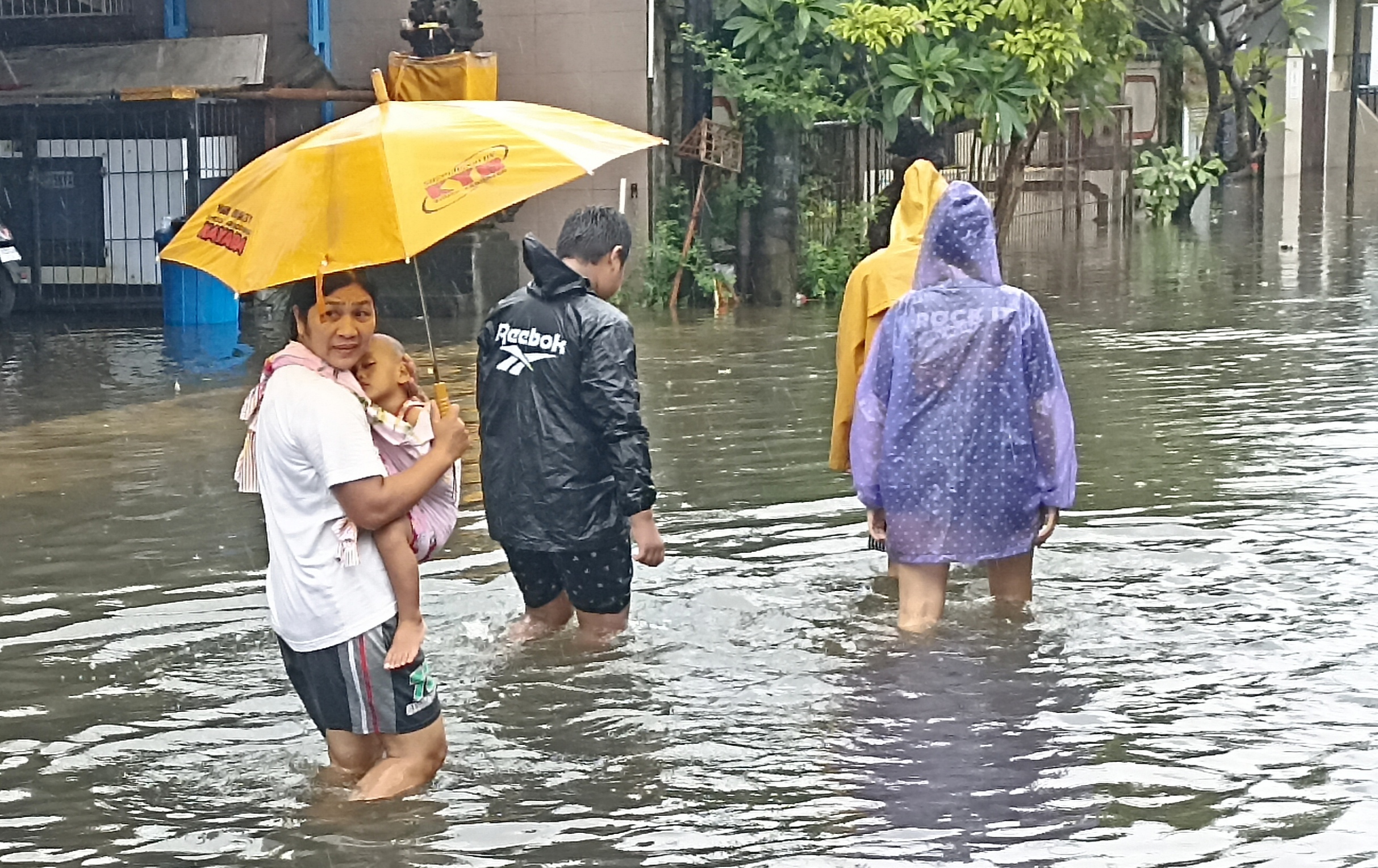 Hujan deras yang mengguyur sejak dua hari terakhir memicu banjir di sejumlah titik di Denpasar dan sekitarnya. Air yang meninggi merendam rumah, kendaraan, hingga fasilitas pendidikan. 