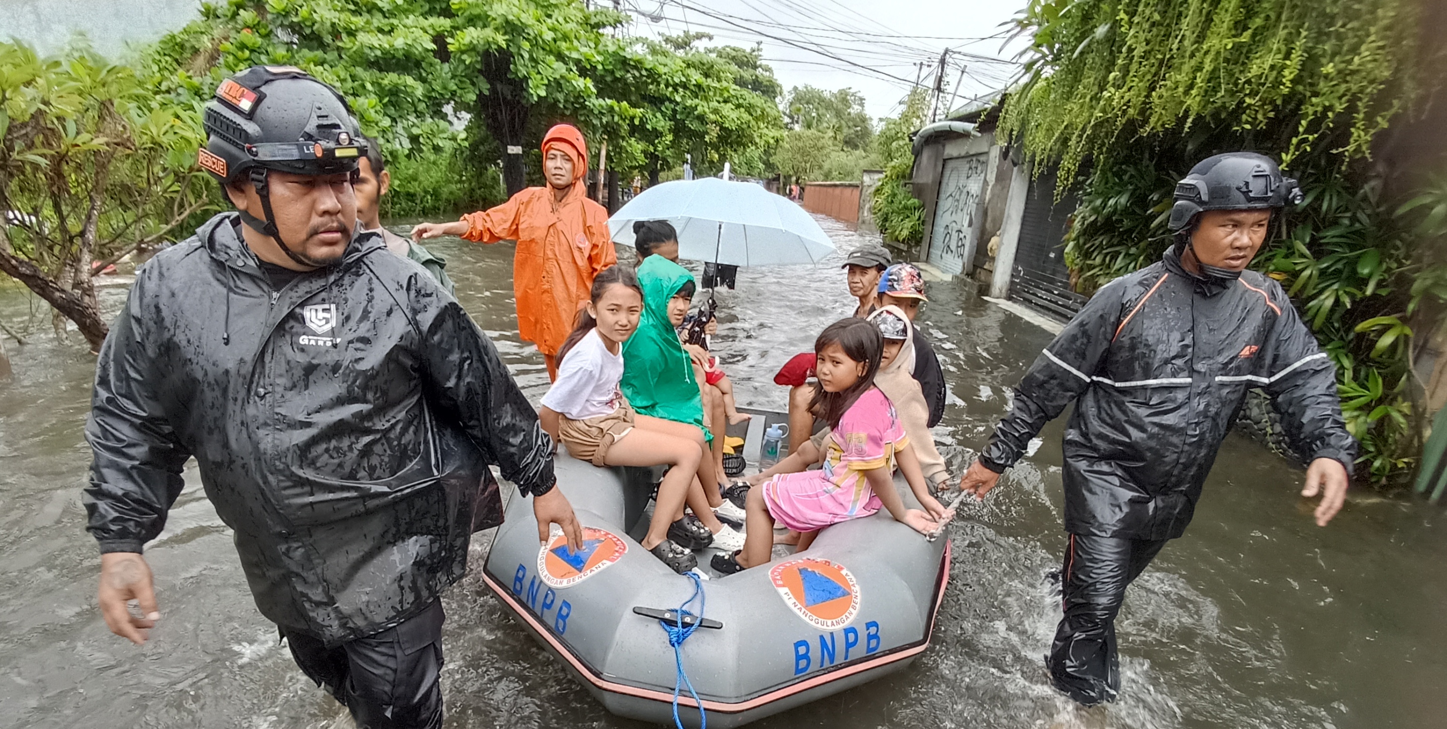 Cuaca ekstrem masih mengintai wilayah Bali. Petugas gabungan siaga dan evakuasi warga yang terendam banjir di Denpasar. 