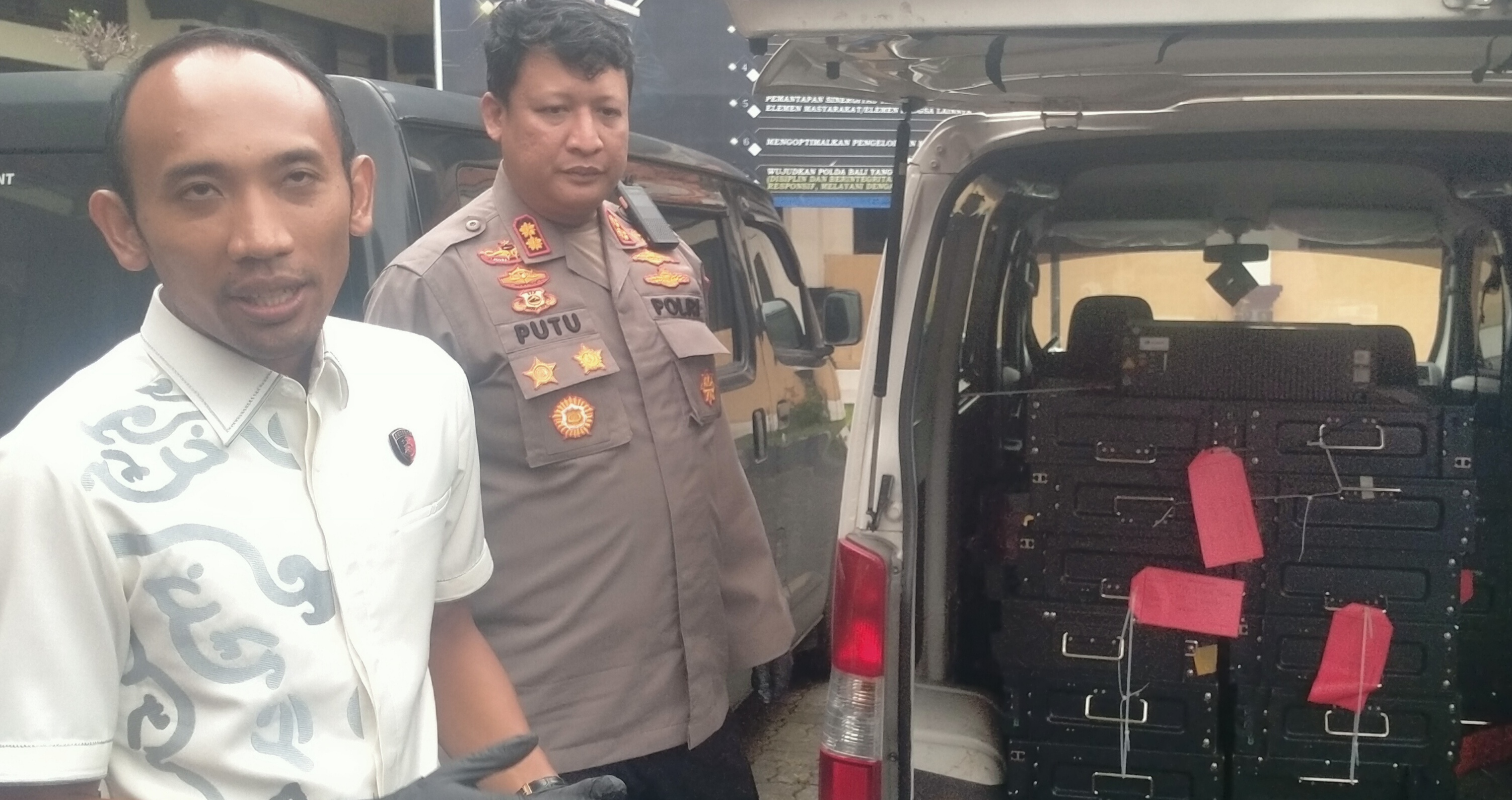 Kapolres Tabanan AKBP I Putu Bayu Pati bersama Kasat Reskrim AKP Made Teddy Satria Permana menunjukkan barang bukti baterai tower dan mobil pickup yang digunakan pelaku. 