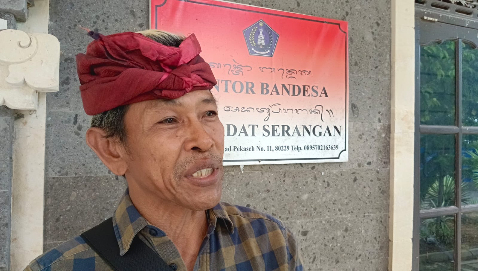 Warga Desa Adat Serangan, melontarkan kritik pedas terhadap sikap DPRD Bali dan anggota DPR RI yang dinilai "adem ayem" melihat potensi kerusakan ekologi terkait proyek LGN do Serangan Denpasar. 